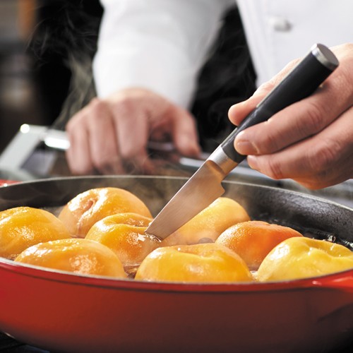 Pêches pochées, vin blanc et fleur d'oranger