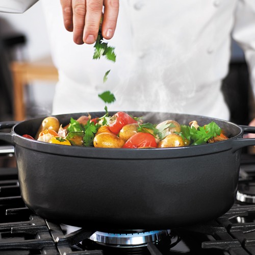 Pommes de terre grenaille en cocotte, et ses petits légumes	