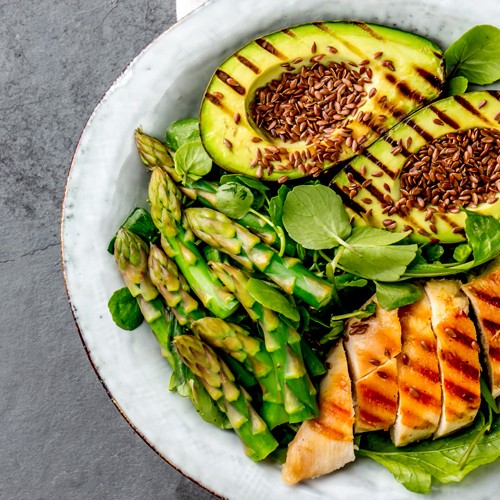 Salade au poulet grillé, avocat et asperge verte